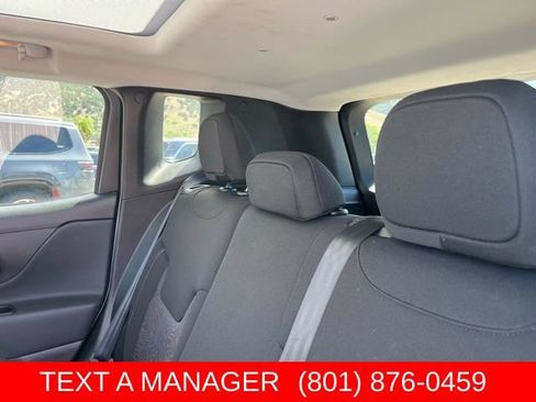 Used 2023 Jeep Renegade Latitude w/ Sun/Sound Group AWD/4WD image 16