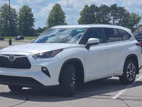 Used 2023 Toyota Highlander XLE FWD image 4