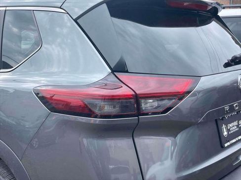 Used 2023 Nissan Rogue SV image 9