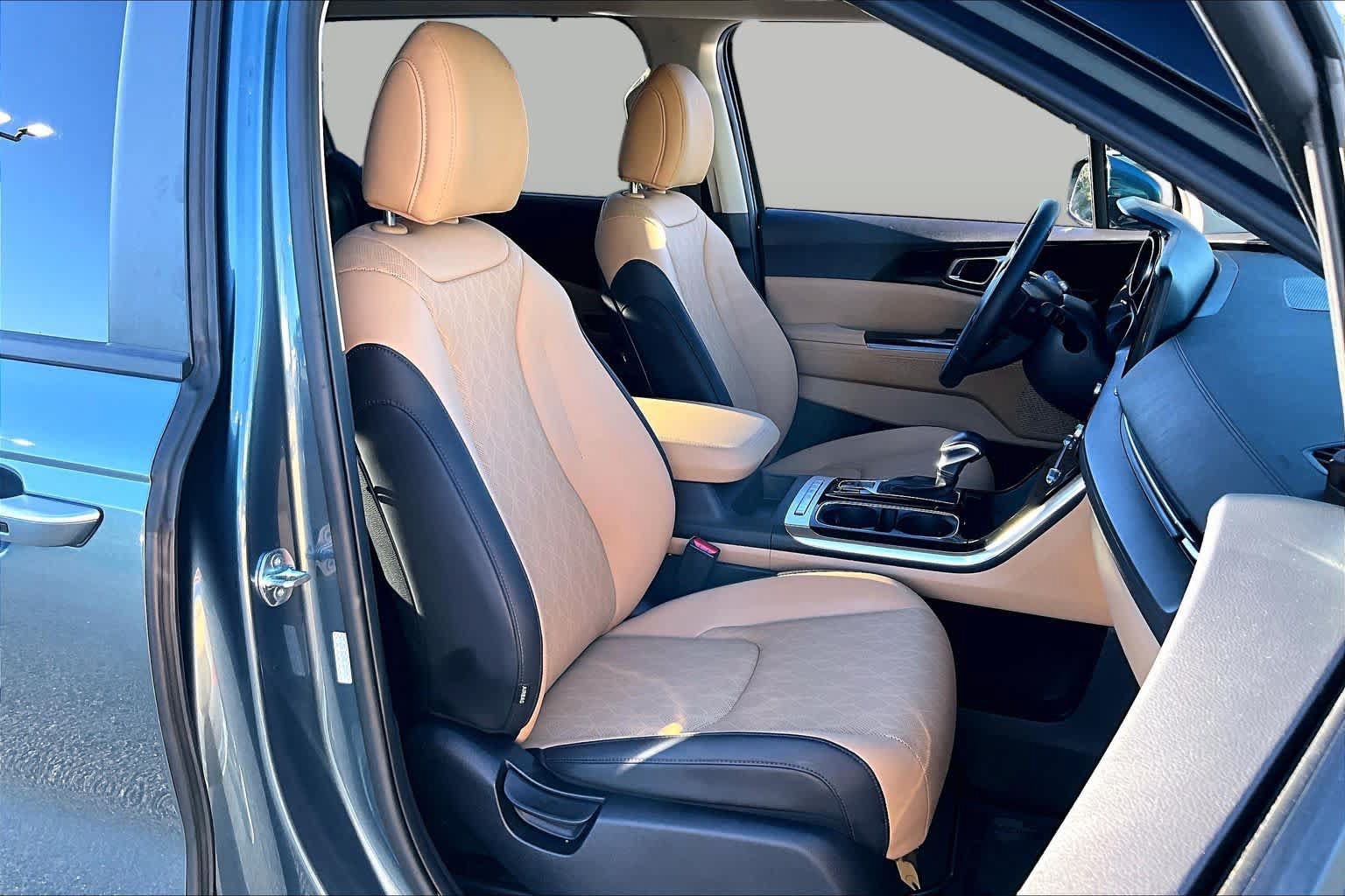 Used 2024 Kia Carnival EX FWD image 9