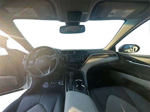 Used 2018 Toyota Camry XLE image 14