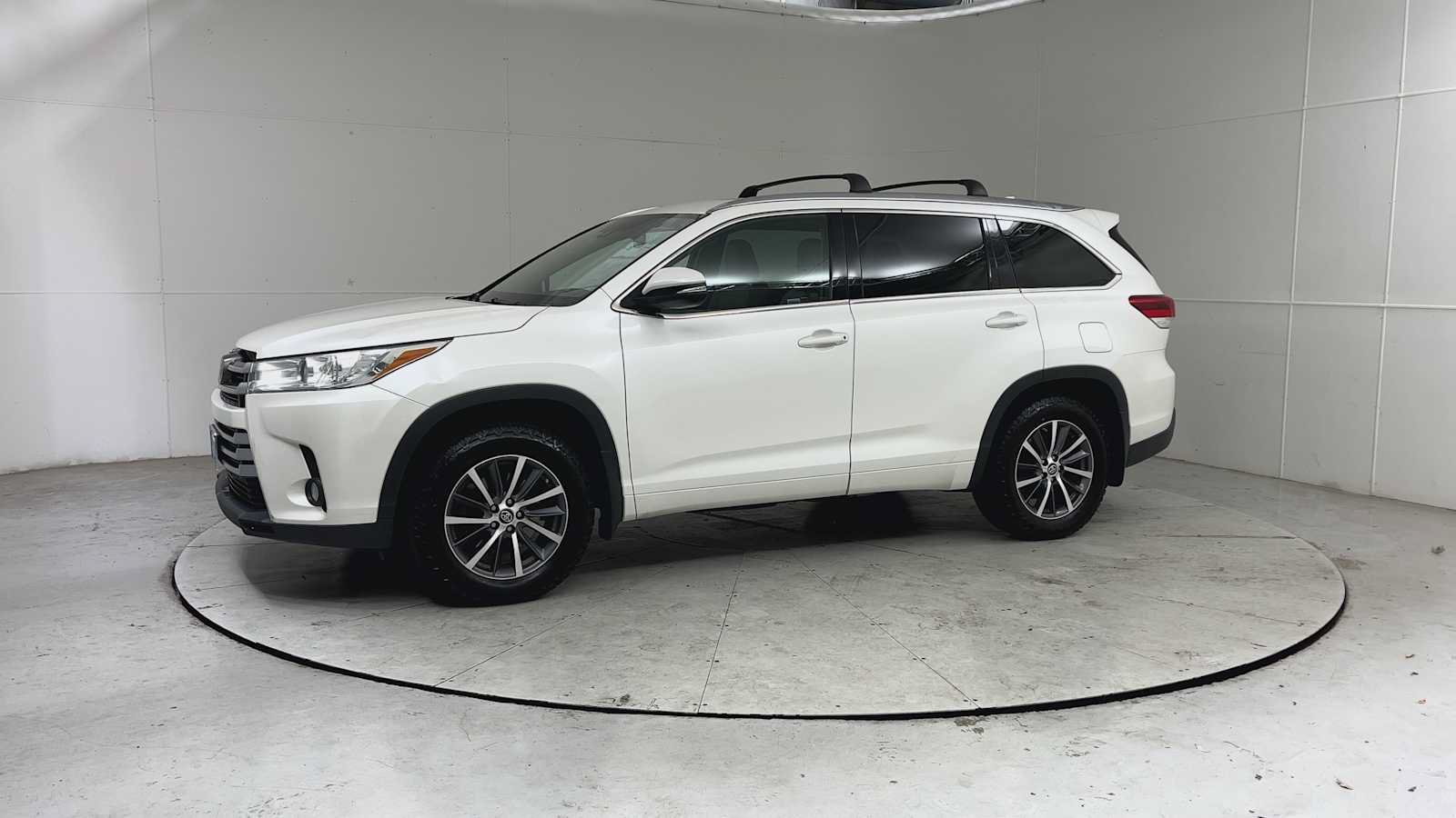 Used 2017 Toyota Highlander XLE AWD/4WD image 4