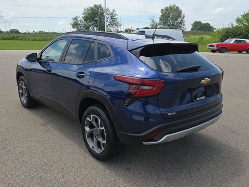 Used 2024 Chevrolet Trax LT w/ LT Convenience Package FWD image 3