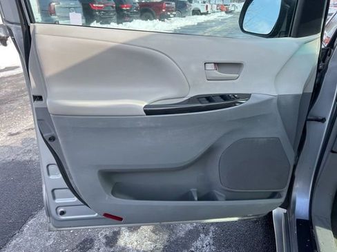 Used 2011 Toyota Sienna LE w/ Towing Pkg image 23