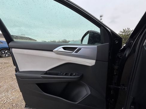 Used 2025 Volkswagen Taos SE AWD/4WD image 18