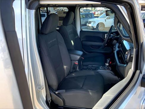 Used 2023 Jeep Gladiator Overland image 8