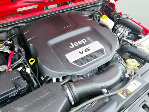 Used 2014 Jeep Wrangler Rubicon w/ Power Convenience Group image 11