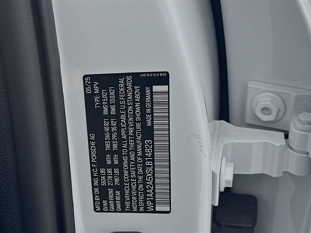Certified 2025 Porsche Macan AWD/4WD image 35