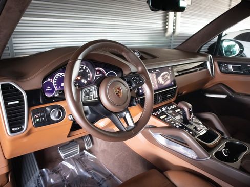 Certified 2023 Porsche Cayenne Turbo AWD/4WD image 4