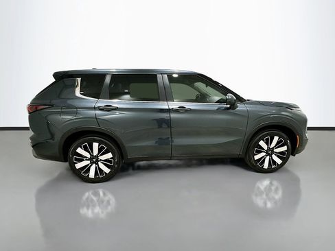 Used 2025 Mitsubishi Outlander SE image 8