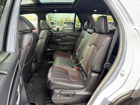 Used 2025 Honda Pilot Black Edition image 31