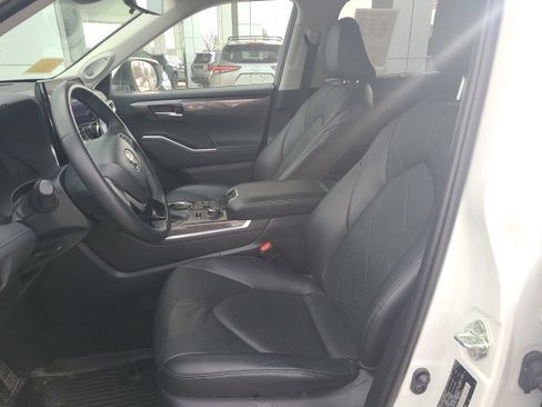 Used 2023 Toyota Highlander Platinum image 16