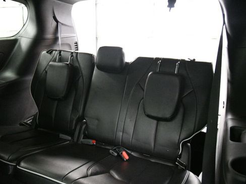 Used 2025 Chrysler Pacifica Limited FWD image 24