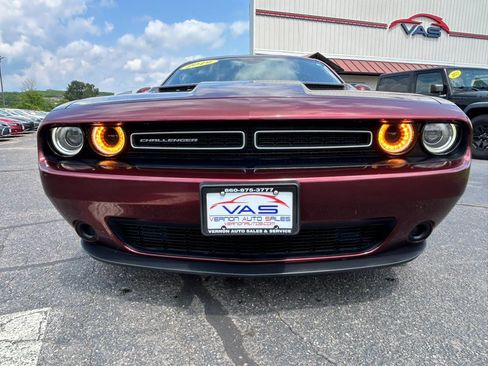 Used 2019 Dodge Challenger SXT AWD/4WD image 2