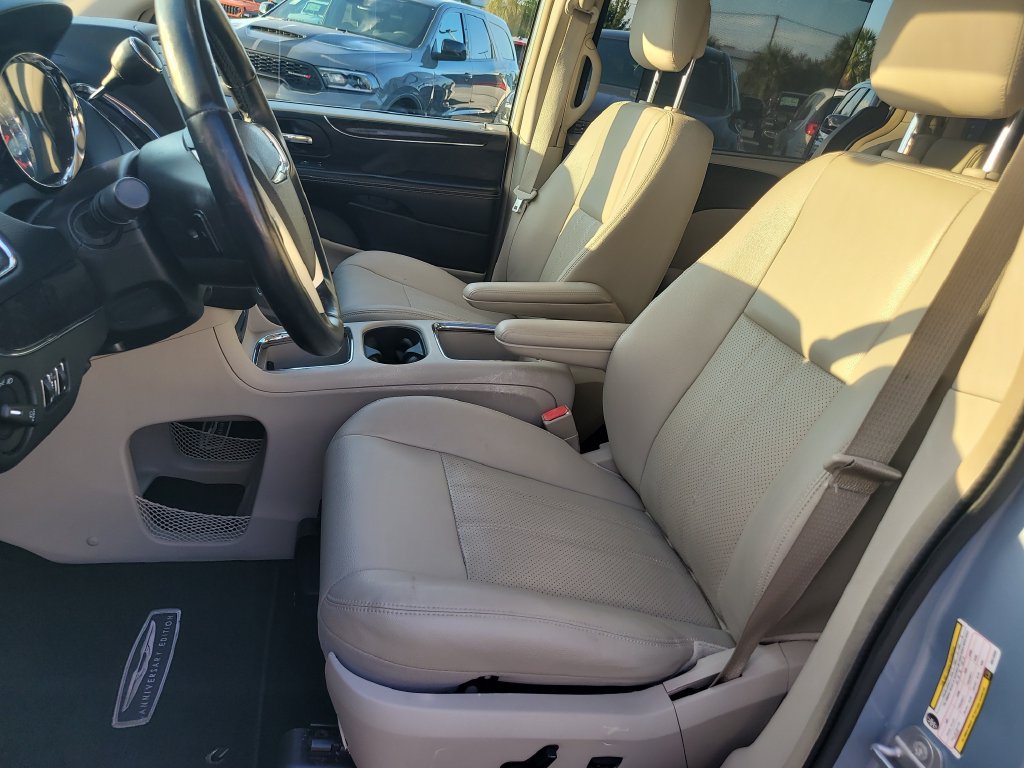 Used 2016 Chrysler Town & Country Touring-L FWD image 19