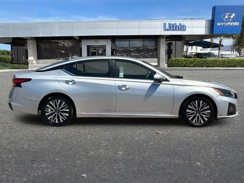 Used 2023 Nissan Altima 2.5 SV FWD image 9