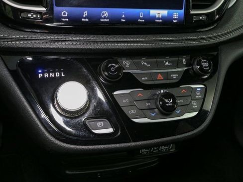 Used 2024 Chrysler Pacifica Select image 29