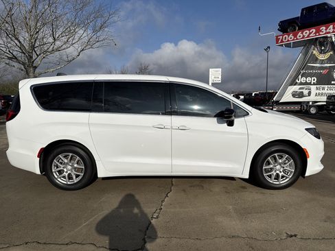 New 2026 Chrysler Voyager LX image 8