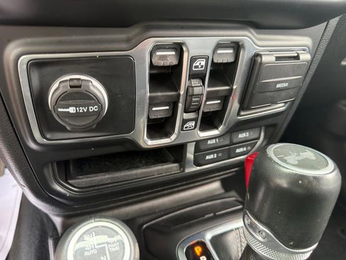 Used 2023 Jeep Wrangler Unlimited Sahara w/ Cold Weather Group AWD/4WD image 28