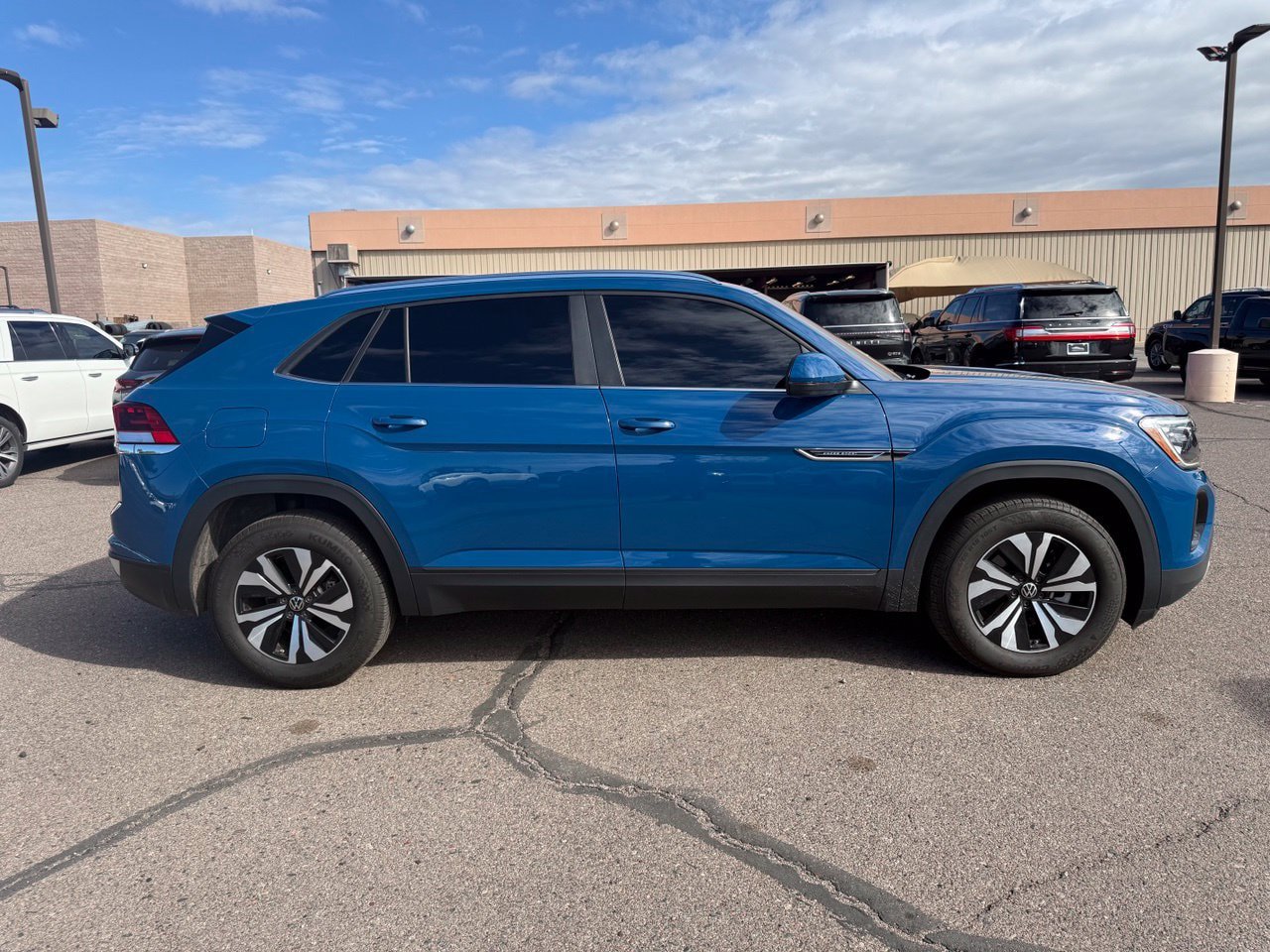 Used 2025 Volkswagen Atlas Cross Sport SE FWD image 4