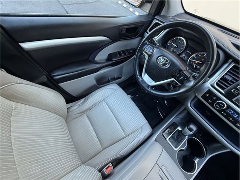 Used 2016 Toyota Highlander Plus AWD/4WD image 10