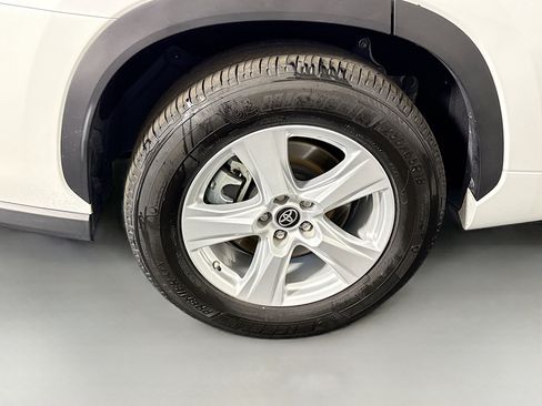 Used 2025 Toyota Highlander LE FWD image 33
