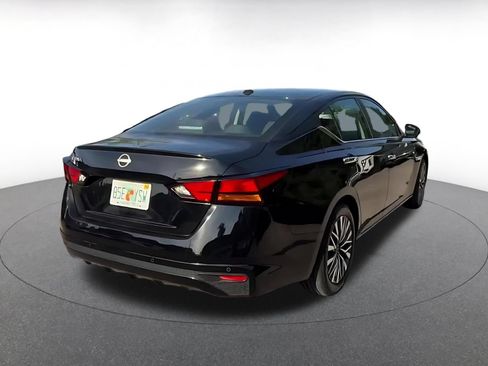 Used 2025 Nissan Altima 2.5 SV FWD image 14