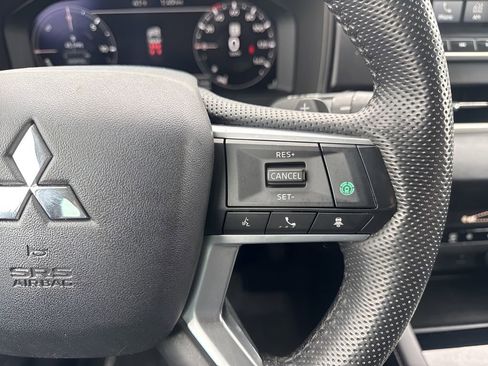 Used 2023 Mitsubishi Outlander SE image 15