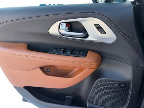 Used 2024 Chrysler Pacifica Pinnacle image 22