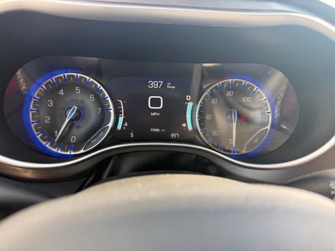 Used 2023 Chrysler Pacifica Touring-L FWD image 21