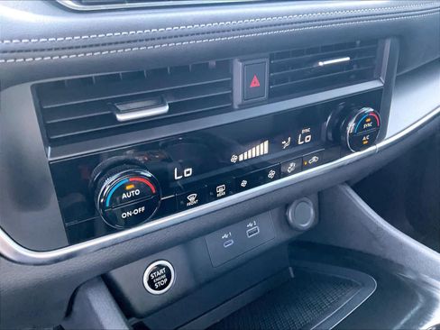 Used 2023 Nissan Rogue SV image 34