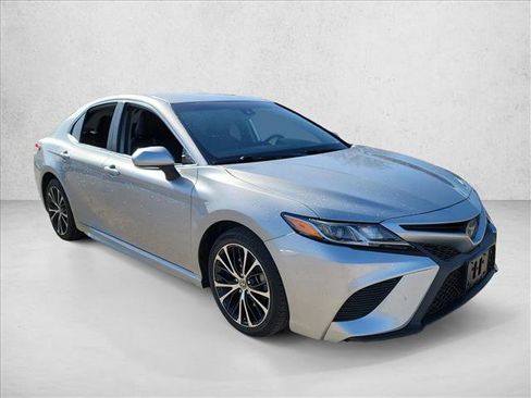 Used 2020 Toyota Camry SE image 3