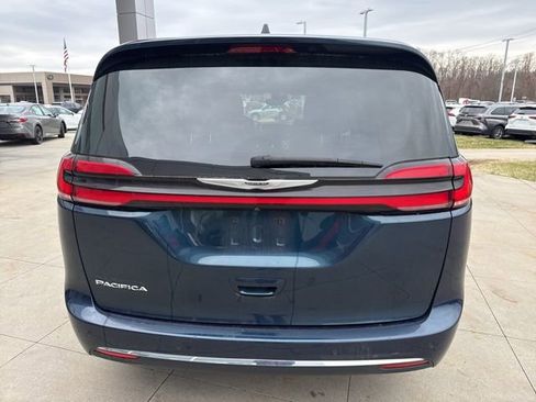 Used 2023 Chrysler Pacifica Touring-L image 6