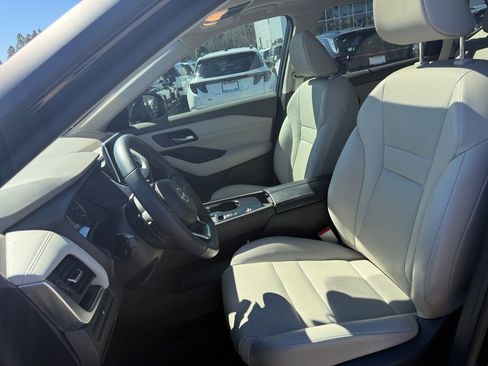 Used 2023 Nissan Rogue SV w/ SV Premium B Package image 17