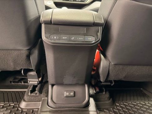 Used 2024 Toyota Highlander XLE AWD/4WD image 18