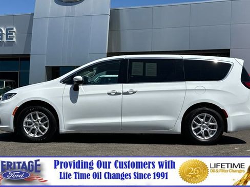 Used 2023 Chrysler Pacifica Touring-L image 7