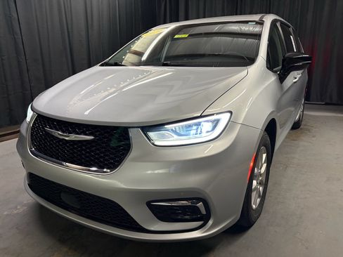 Used 2024 Chrysler Pacifica Touring-L FWD image 1