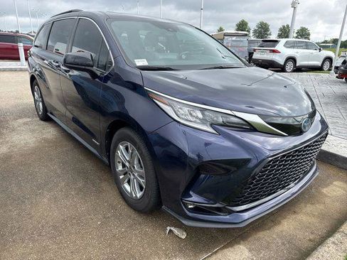 Certified 2021 Toyota Sienna XSE w/ XSE Plus Package AWD/4WD image 11