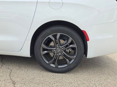 New 2026 Chrysler Pacifica Select image 15