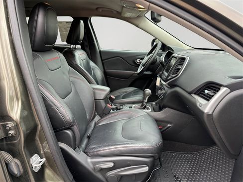 Used 2015 Jeep Cherokee Trailhawk w/ Leather Interior Group image 12