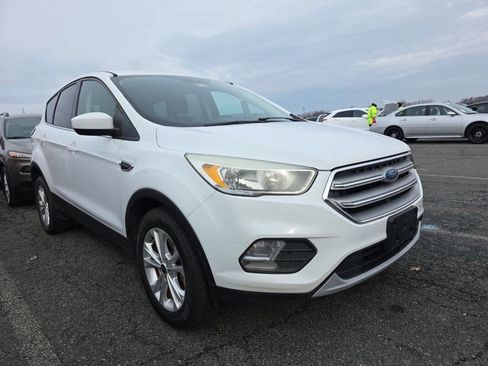 Used 2017 Ford Escape SE image 3