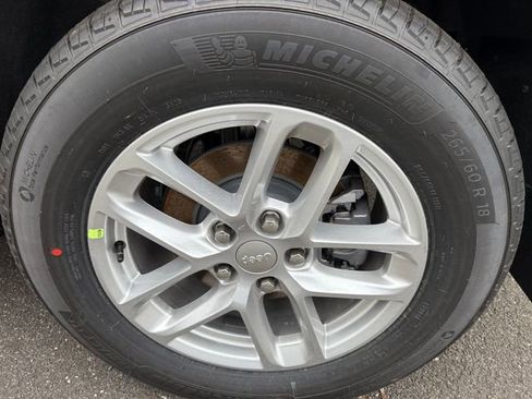 New 2025 Jeep Grand Cherokee Laredo X w/ Luxury Tech Group I image 6