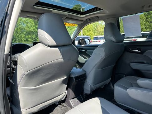Used 2024 Toyota Highlander XLE FWD image 41