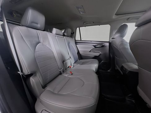 Used 2023 Toyota Highlander XLE AWD/4WD image 23