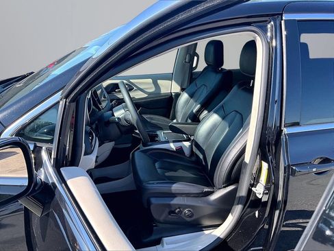 Used 2024 Chrysler Pacifica Touring-L FWD image 26