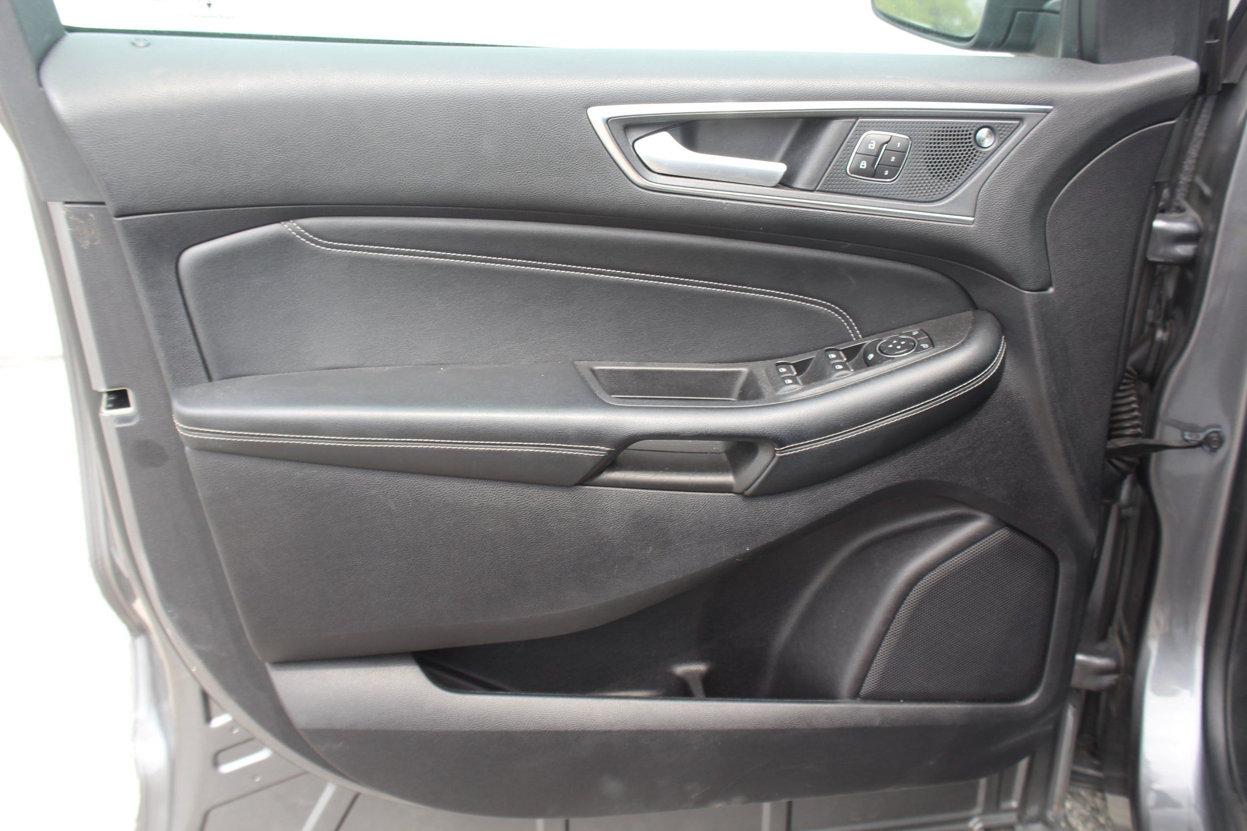 Used 2022 Ford Edge Titanium AWD/4WD image 16