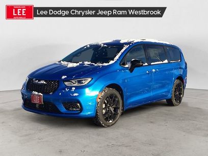 New 2026 Chrysler Pacifica Select