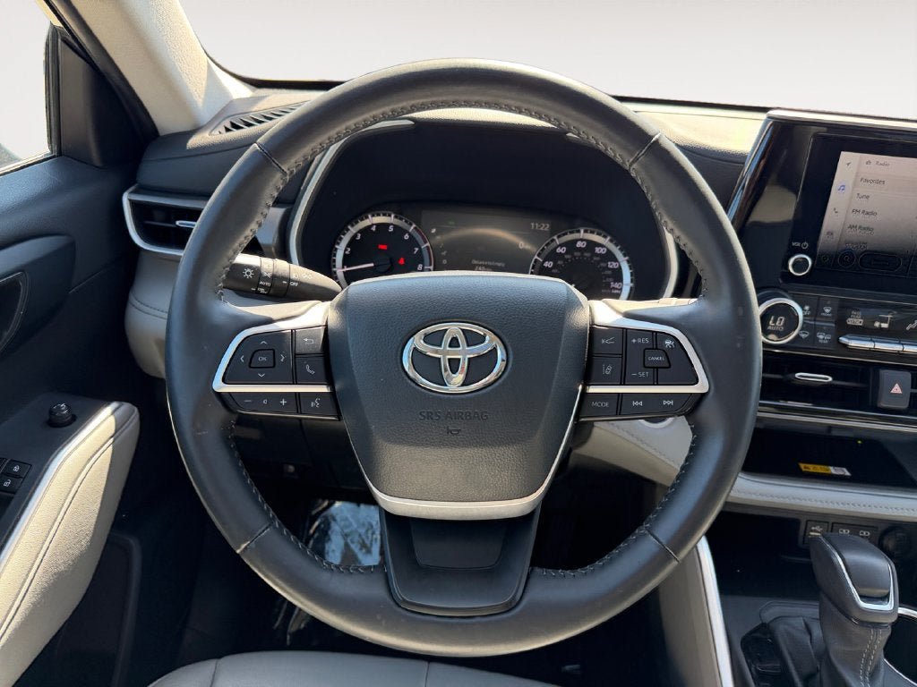 Used 2024 Toyota Highlander XLE AWD/4WD image 13