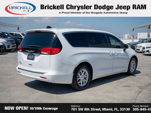 Used 2023 Chrysler Voyager LX image 5