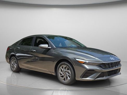 Used 2025 Hyundai Elantra Hybrid w/ Cargo Package FWD image 5